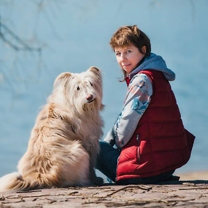 Самый эффективный вариант мирного расхода — это если вы не будете идти к ней в лоб, даже если вам нужно идти туда по прямой, можно чуть-чуть, если позволяет пространство, на несколько метров заложить вокруг неё дугу, чтобы не находиться к ней фронтально. Просто обходите, не встречаясь с ней глазами.