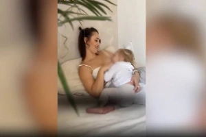 «Проверьте голову!» Мамы-блогерши развязали баттл с кормлением грудью подросших детей