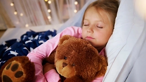 Названа необычная причина ночной потливости у детей