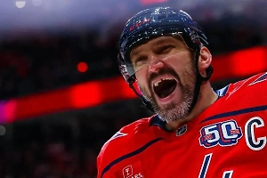 Овечкин за четыре секунды отправил на лёд двух канадских хоккеистов — видео