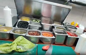 Кишечная палочка, тараканы, грязь: Появились жуткие кадры с кухни ресторана «The бык» в Москве