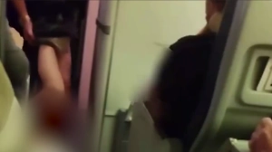 Пьяная девушка оголилась в самолёте по пути в Таиланд — видео