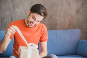 Совет психолога: Как быть, если мужчина вместо подарка просит оставить его в покое 23 Февраля