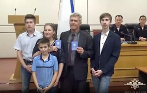 Бежавшая от ЛГБТ* в Россию из США семья Хэер отдала мошеннику 5 млн рублей