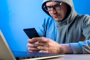 Россиян предупредили о схеме мошенников с участием мастеров по ремонту смартфонов