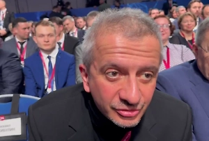 «С удовольствием!»: Богомолов пообещал подумать о создании спектакля про победы Путина