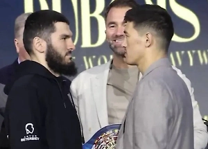 Бивол и Бетербиев провели битву взглядов перед реваншем в Эр-Рияде