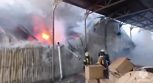 Пожар в Ростове-на-Дону охватил 1,8 тысячи квадратов, в здании обрушилась крыша