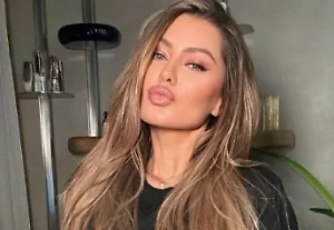 Второе — это когда женщина может подарить что-то прекрасное, допустим, пойти купить комплект красивого белья, на себя его надеть и сделать ему подарок. Мне кажется, это лучший вариант, потому что мужчина получает и внимание плюс ко всему, и женщина ещё и думает о себе.