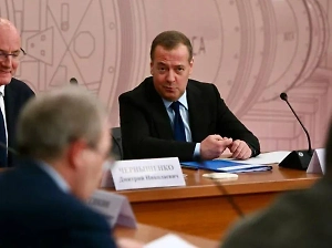 «Надоел Трампу»: Медведев назвал Зеленского киевским вором и нахлебником