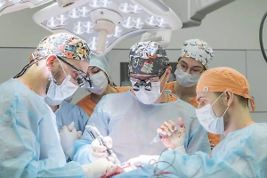 Врачи в Москве спасли от слепоты девочку с выдавливающей глаз опухолью