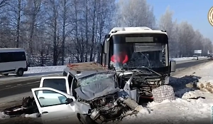 Два человека погибли и четверо пострадали при столкновении автобуса с легковушкой в Прикамье