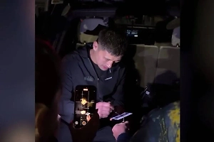 Бивол вместе с фанатами легендарной песней отметил победу над Бетербиевым