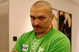 Украинский боксёр Усик сбежал с арены перед боем россиян Бивола и Бетербиева