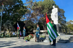 В Сухуме возложили цветы к памятнику Неизвестному солдату в День защитника Отечества