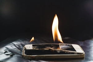 Не заряжать до 100%: Россиянам рассказали, как обезопасить смартфон от внезапного возгорания