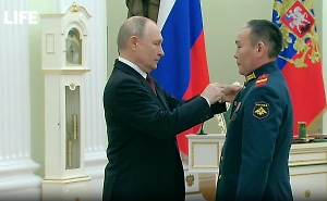 Штурмовик, сцепившийся с ВСУшником в смертельной схватке, получил «Золотую Звезду» из рук Путина