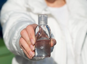 Ребёнок получил ожоги глаз от бутылки с щёлочью на детской площадке в Петербурге