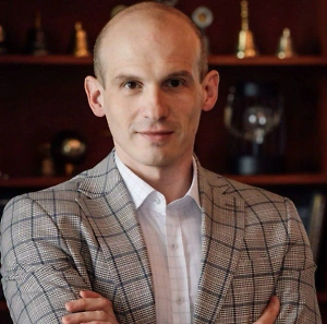 Трамп понимает, что Си Цзиньпин для него очень сильный соперник в плане переговоров. Он не прогибается, и даже все угрозы вроде санкций и пошлин против него не сработали. Глава США выглядел излишне спокойным, что несвойственно его истероидному психотипу, уверенности и королевскому особию. На фоне главы КНР он не может показать себя королём мира, как он это делает с европейскими партнёрами по типу британского премьера Кира Стармера, которого он подзывал к себе. Здесь же перед Трампом появился действительно сложный оппонент. В целом тут напряжение, губы очень сильно напрягаются. Трамп нашёл для себя сильного соперника.