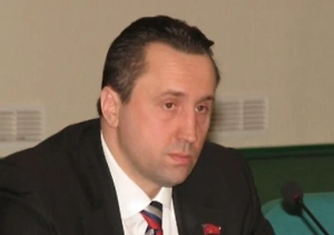 Многие коммерческие агентства по организации праздников ставят во главу угла исключительно прибыль, забывая о психологии развития ребёнка и возрастной специфике. Например, аниматоры в костюме Женщины-кошки с откровенным декольте, Хагги-Вагги, а совсем недавно скандал вспыхнул и на Кубани из-за обтягивающего костюма Человека-паука.