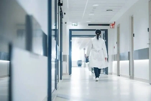 Врач российской поликлиники потерял сознание на работе и умер