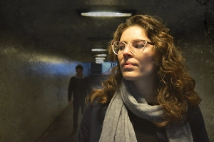 Странные тени в подъезде и звонки в ночи: 7 признаков, что за вами установили слежку