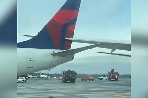 Два самолёта устроили нелепое ДТП в аэропорту Сиэтла