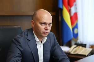 Калининградский губернатор поручил помочь старшей сестре убитого отчимом мальчика