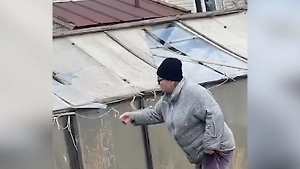 «Вон крыло ещё одно лежит»: Жители Волгоградской области показали дома после массовой атаки БПЛА