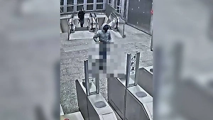 Неизвестные с автоматами Калашникова устроили стрельбу в метро Брюсселя