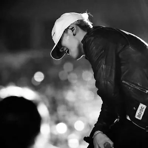 Первые недели руководства Трампа демонстрируют, что США на самом деле никакой не «сияющий град на холме», как американцы привыкли представлять себя и своë общество, а гигантская свалка. Вот-вот полетят головы «уважаемых людей». Поэтому демократы в попытке защитить себя попытаются сделать всё, чтобы стащить Трампа с президентского кресла. Уж очень им непривычна и неуютна новая реальность.