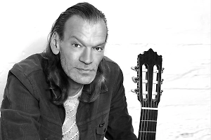 В Петербурге из окна во время обысков выпал известный бард Вадим Стройкин