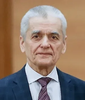 Во-первых, это негативное воздействие на зрение детей, так как объекты развлечения, которые мы видим через мобильный телефон, очень маленькие. Это создаёт большую нагрузку на зрительный анализатор, то есть на глаза. Дети пользуются телефонами ненормированно. Взрослые, кстати, тоже часто используют их без меры. Это приводит к нарушению естественной активности, необходимой для человека.