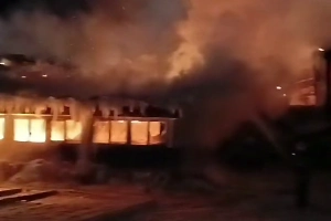 Под Иркутском на площади 2 тыс. квадратов горит цех лесопромышленного комплекса