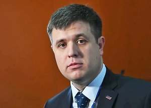 Первые недели руководства Трампа демонстрируют, что США на самом деле никакой не «сияющий град на холме», как американцы привыкли представлять себя и своë общество, а гигантская свалка. Вот-вот полетят головы «уважаемых людей». Поэтому демократы в попытке защитить себя попытаются сделать всё, чтобы стащить Трампа с президентского кресла. Уж очень им непривычна и неуютна новая реальность.