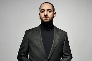 Эта история — полная бредятина. У нас и так безработица достаточно низкая в стране — 2,3% в России и 0,9% по Москве. Тут важно понимать, что рабочих рук не хватает. При этом государство взвалило на себя огромный объём задач: импортозамещение, технологический суверенитет и импортозамещение практически по всем отраслям. Это значит, что работы много, а работать некому.