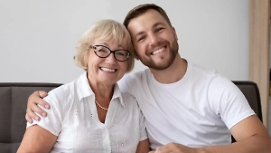 Мамочка вместо жены: Психолог рассказала, чем опасен неравный брак для молодого мужчины