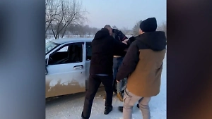 Неадекват на «Приоре» штурмовал детсад в поисках жены и сбил двух мамочек под Красноярском