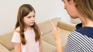 Ругать бессмысленно: Мамам и папам объяснили, как правильно реагировать на детский мат