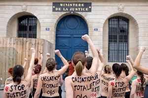 Полуголая активистка Femen ворвалась на митинг с участием Орбана и Ле Пен