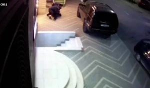 Появилось видео, как сын экс-чиновника с друзьями избили и обстреляли полицейского в Дербенте