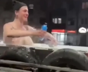 В Уфе водитель загрузил в прицеп ванну с полуголым приятелем и устроил «покатушки»
