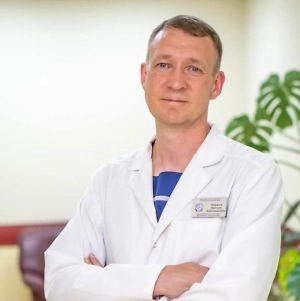 Самый опасный миф — алкоголь защищает от болезней сердца. На самом деле, алкоголь никак не защищает, а наоборот, ухудшает состояние. В любых дозировках алкоголь содержит токсины, которые негативно влияют на сердце и сосуды. Кроме того, профилактика одним бокалом вина редко ограничивается. Для сердца лучше всего подходят обычные напитки: негазированная вода, чай, кофе в умеренных количествах.