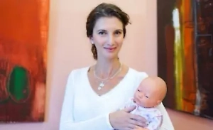 Меж тем уже лет с двух мы объясняем ребёнку, какие правила существуют в обществе. Скажем, если дома можно бегать голышом, то когда приходят гости, мы надеваем трусики. Что на пляже люди не ходят обнажённые, что свои интимные места мы никому не показываем. 