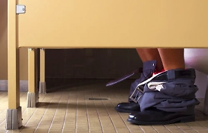 В Москве мужчина застрял в туалете и вызвал спасателей