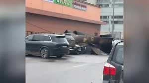 Мощный шторм в Москве сорвал кровлю с бизнес-центра и обрушил на парковку с машинами