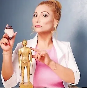 Если на репелленты и инсектициды имеется непереносимость, то можно использовать эфирные масла цитронеллы, лаванды, розмарина и чайного дерева. Они обладают природными репеллентными свойствами. Для применения можно смешать несколько капель эфирного масла с базовым растительным маслом, таким как масло жожоба или оливковое, и нанести полученную смесь на открытые участки кожи. Эти масла не только отпугивают клещей, но и делают кожу приятно пахнущей