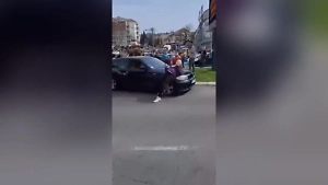 Автомобиль въехал в людей, вышедших на протесты в Белграде, есть пострадавшие