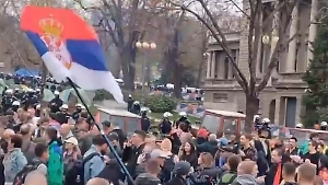 Колонна из 100 тракторов протестующих фермеров направляется к парламенту Сербии