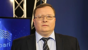 Я думаю, что мы по-прежнему должны ориентироваться на сотку. Не надо покупать валюту, мало ли что там сейчас будет. Покупайте золото, фонды золота. Золото торгуется за доллары. А Трамп своими тарифными войнами, как говорят, толкает цену на золото вверх. Поэтому покупка фондов золота — это самая лучшая идея.